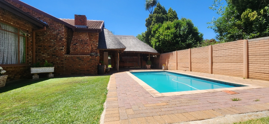 6 Bedroom Property for Sale in Kannoniers Park North West